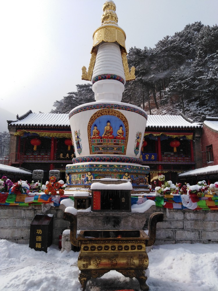 五台山镇海寺章嘉活佛舍利塔供奉地
