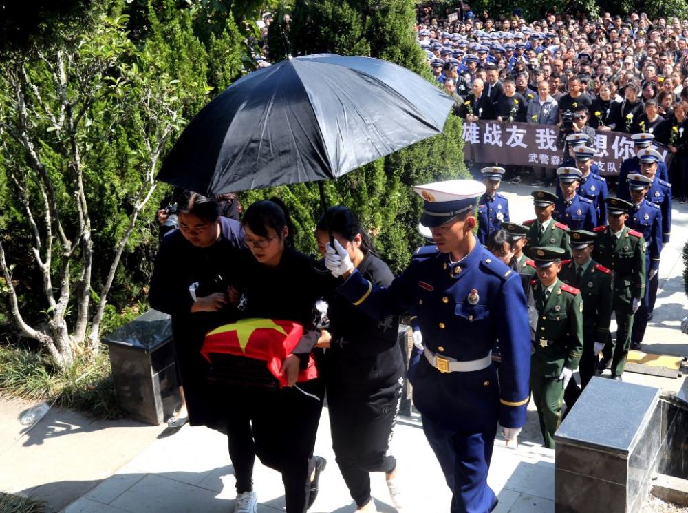 凉山消防烈士遗体盖的是军旗,而为啥不是国旗?原来差别还挺大!