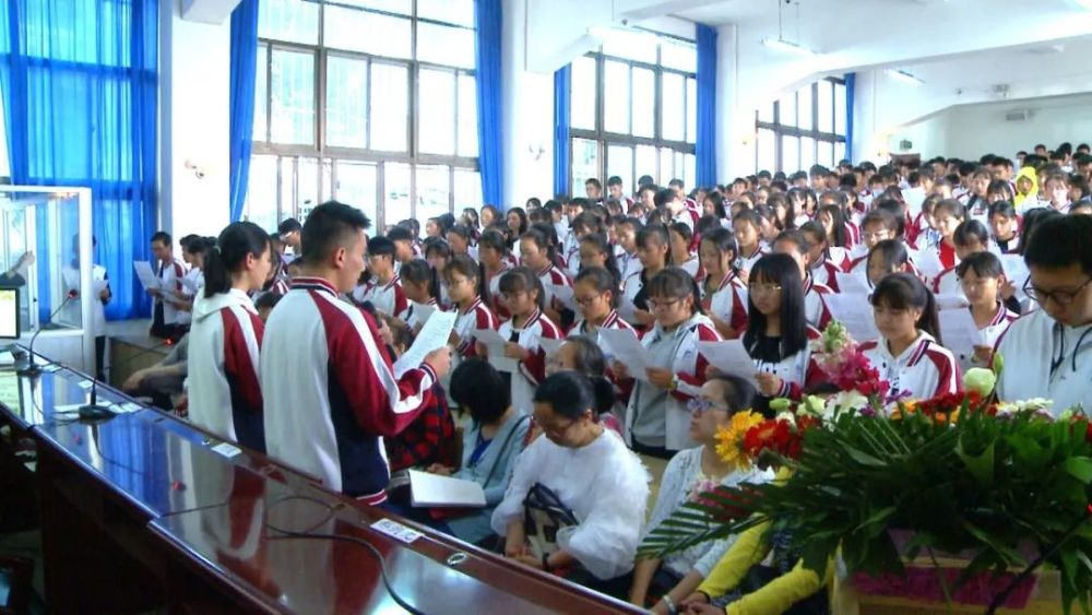个旧二中举行2019届中考倒计时80天誓师大会