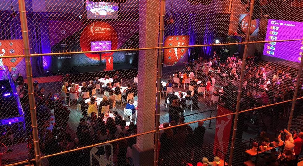 韩旭现身wnba选秀现场 一席裙装美出高级感