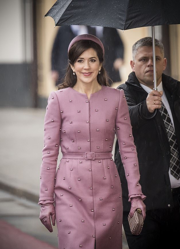 47岁丹麦王妃穿雾霾蓝太优雅,却输给78岁婆婆丹麦女王一身白