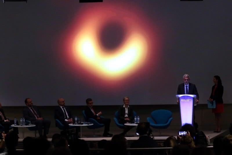 人类首次拍到黑洞照片,我们距离发现外星人还