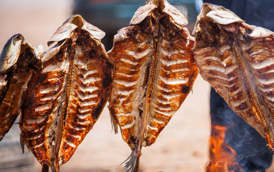 你敢确定自己吃的真是烤鱼吗?来新疆带你看下什么叫做真正的烤鱼