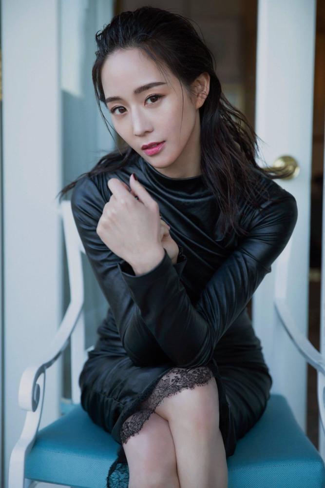 张钧甯全黑造型出席时尚晚宴,修身皮裙气场全开