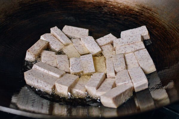 在每一面煎,直到它们开始变成褐色,并在上面有一层薄薄的外壳,每一面