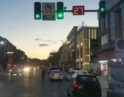 张家口张北司机注意了!十字街早8点到晚6点禁止一切车辆左转!