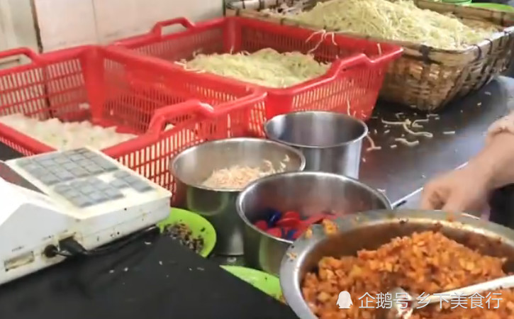 武漢六十年的小吃店，匯聚幾十種當(dāng)?shù)孛朗?，價格實在食客每天排隊(圖3)