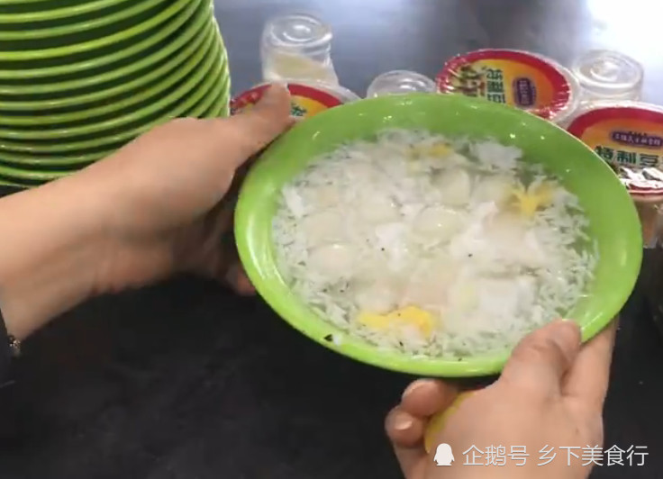 武漢六十年的小吃店，匯聚幾十種當(dāng)?shù)孛朗?，價格實在食客每天排隊(圖4)