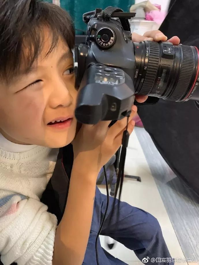 还记得《爸爸去哪儿》里的森碗吗?他小小年纪就这么帅