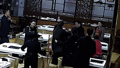 太猖狂!眉山一火锅店里男子挥舞剪刀戳人 被抓后还不停叫嚣