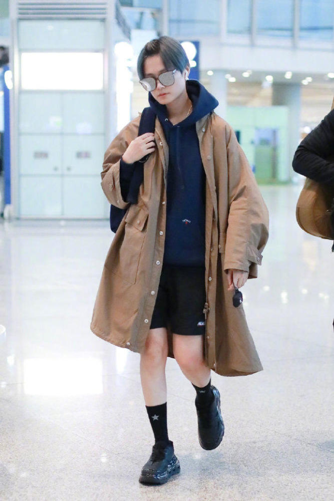 李宇春风衣配短裤现身机场,这双腿太抢镜了