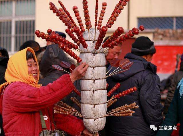 卖 糖 葫 芦 小时候的冰糖葫芦种类很单一,但仍然给了