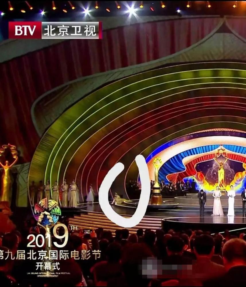迪丽热巴北影节表演完退场时摔倒工作室回应 轻微擦伤 不严重
