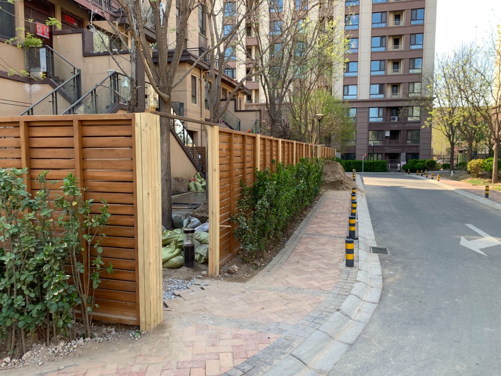 合景领峰小区公共绿地被占,花草树木被毁