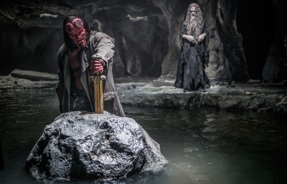 抢在《复联4》前上映的超级英雄大片,首日票房