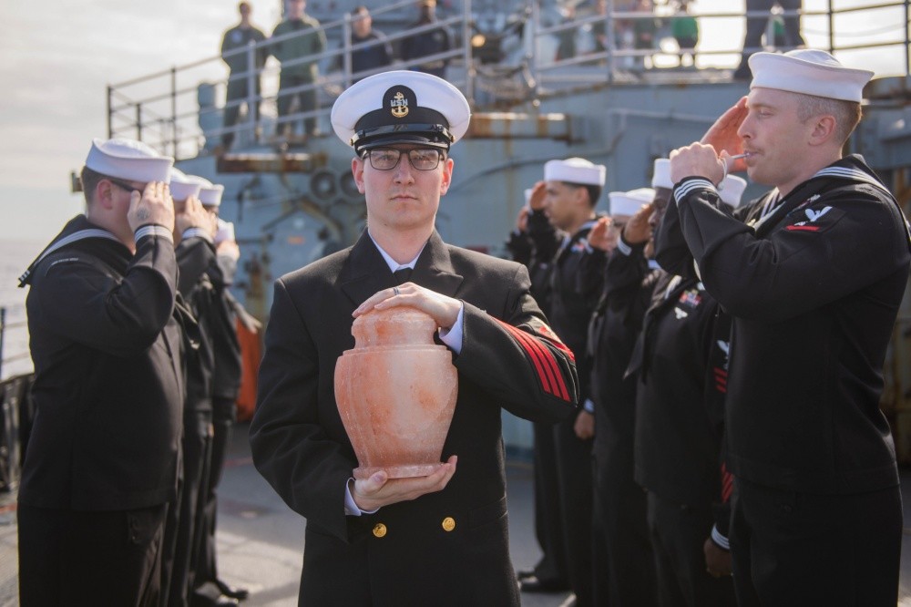 让水兵魂归大海,美国海军的海葬仪式