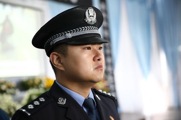 好民警王涛连续加班牺牲在岗位 万人自发参加遗体告别仪式