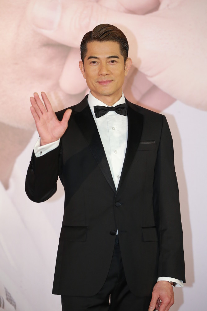 香港金像奖红毯周秀娜张静初晶女郎同台深v造型争艳