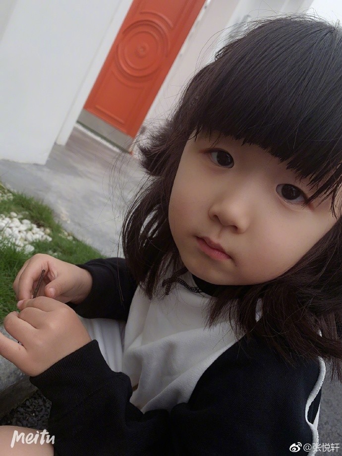 张亮儿子天天晒3岁妹妹萌照,兄妹俩五官完美复制