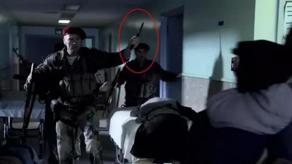 俄军反恐部队专用弹射刀,弹簧30厘米,弹射后一半刀刃嵌入木头