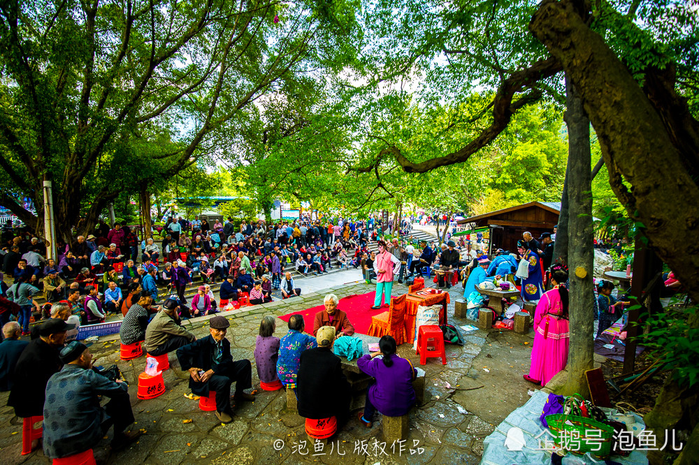 骑着电驴儿逛公园,嗦碗螺蛳粉再尝尝酸,这才是