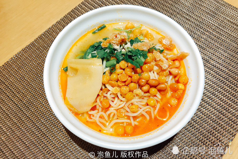 骑着电驴儿逛公园,嗦碗螺蛳粉再尝尝酸,这才是