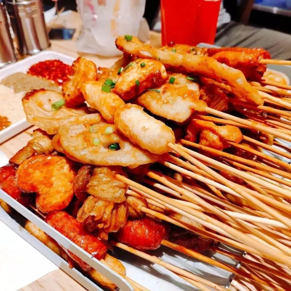 他们家的炸串是特色,价格相比于其他小摊儿来说还是比较贵的,但是胜