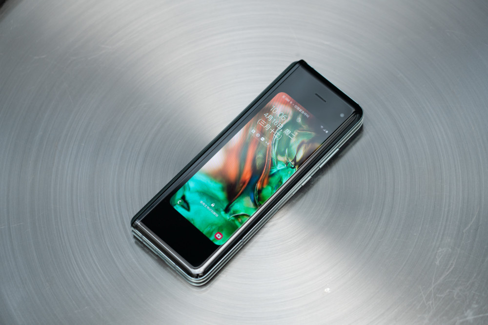 搞机零距离三星galaxyfold体验折叠屏看电影惊艳