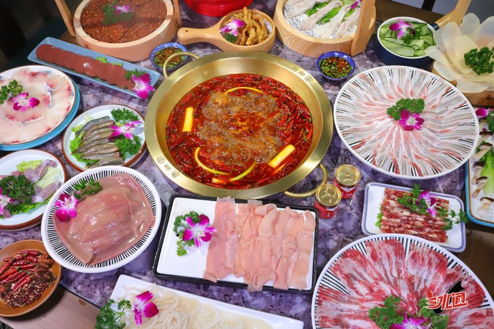 这家的特色菜大多是成都空运过来的,火锅底料是成都老火锅的传统