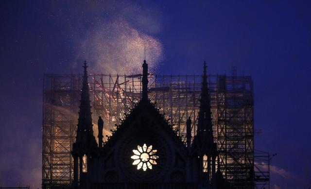 四问巴黎圣母院火灾,大火烧在整个法国的心上