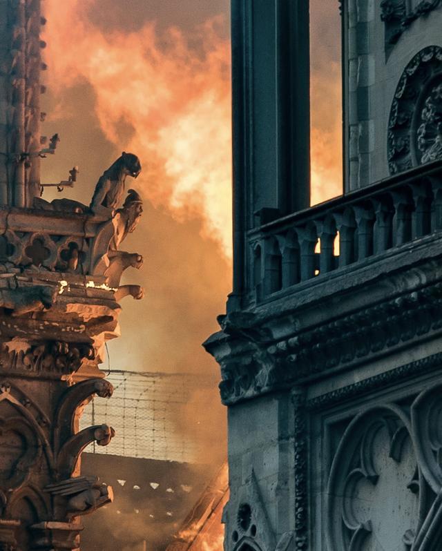 四问巴黎圣母院火灾,大火烧在整个法国的心上