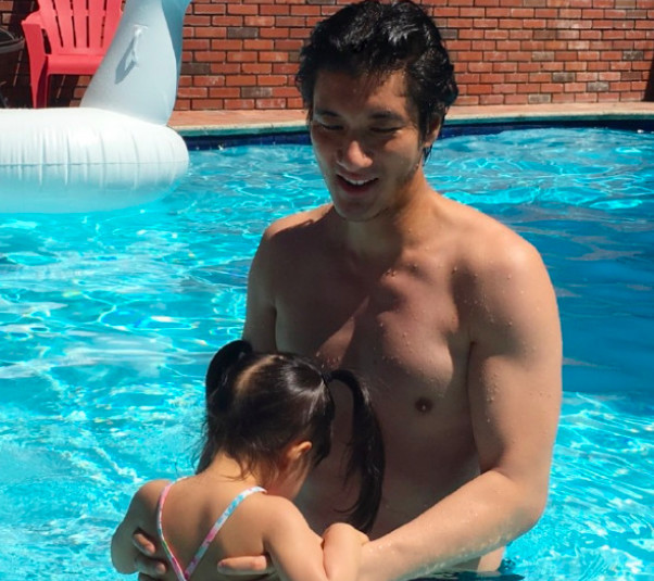 王力宏汪小菲教女儿游泳对比照,李靓蕾女儿胆小,汪希玥却打瞌睡
