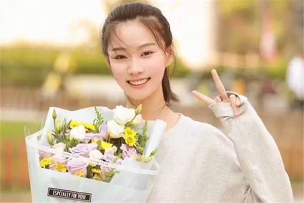 饰演王珊的郑英辰则是中戏表演系学霸,《致我们暖暖的小时光》是她