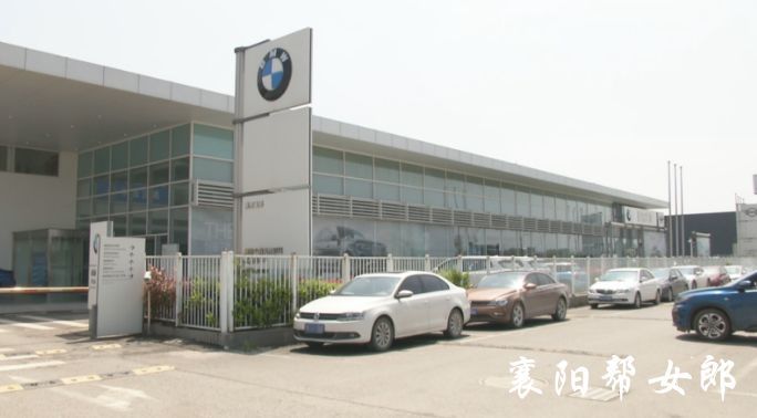 发动机也漏油?襄阳女司机怒斥宝马4S店…