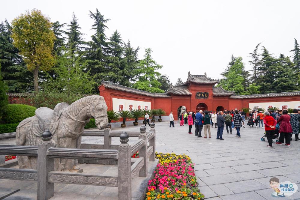 中国第一座官办寺院 因白马而得名 山门前的白马雕塑却不是它的