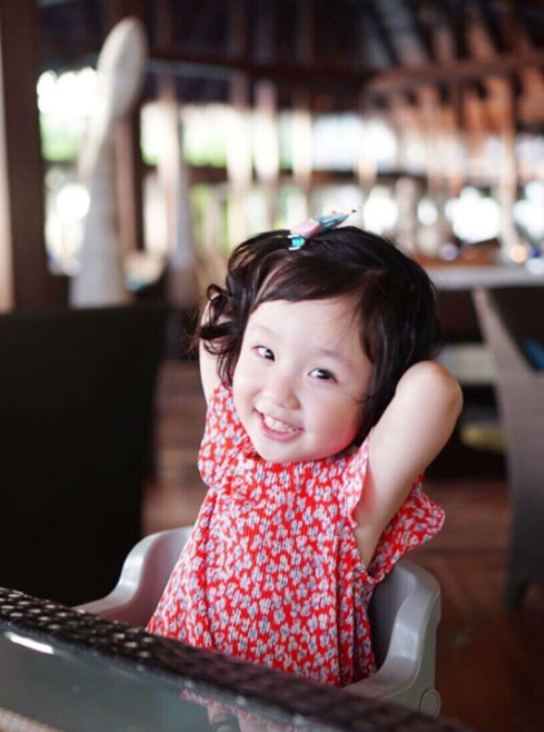 有种"萌娃"叫张丹峰女儿,看到她亲洪欣的举动,可爱到犯规!