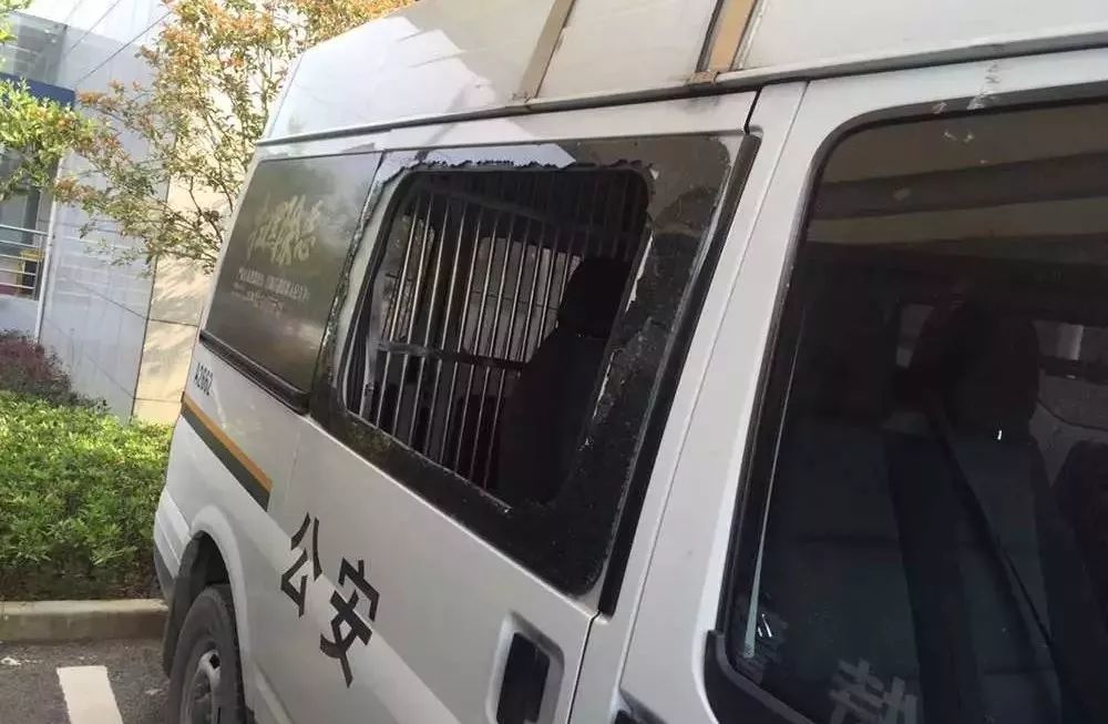 23岁男子和老婆吵架后砸警车:"我想进去待几天!