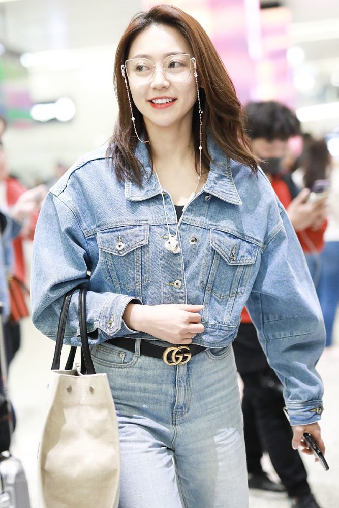 黄梦莹休闲穿搭现身机场,对镜亲和挥手格外接地气