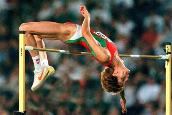 弹跳力卓越的猫咪能跳多高?人类跳高记录保持