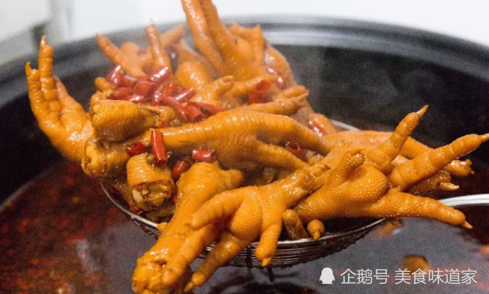一只鸡只有两只鸡爪 为何市面上会有这么多鸡爪 商家说出答案