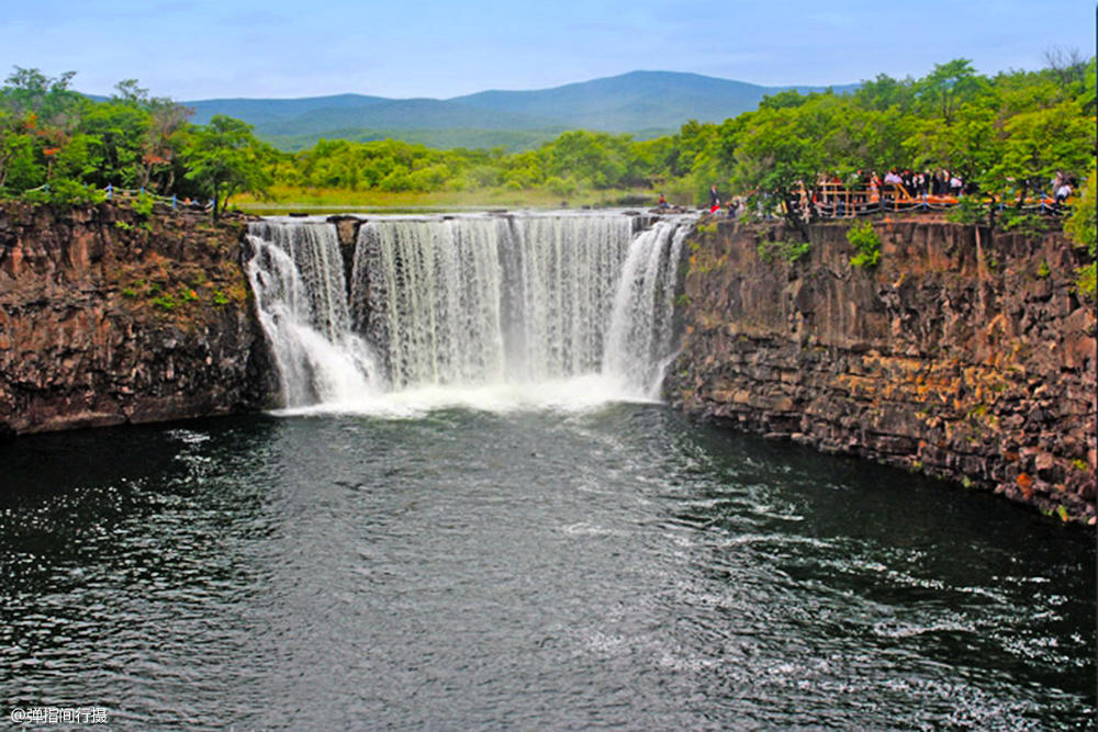 黑龙江镜泊湖,水平如镜,有位东北壮汉常年在此表演惊险悬崖跳水