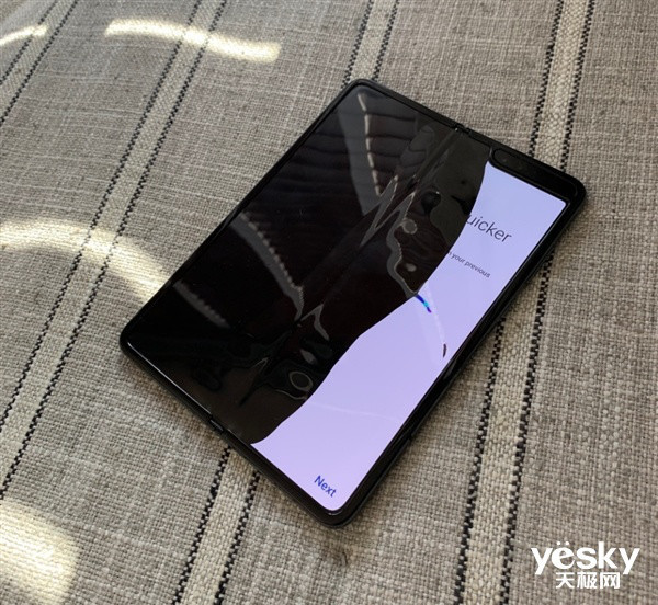 三星折叠屏不到2天出故障:屏幕凸起、闪屏,三