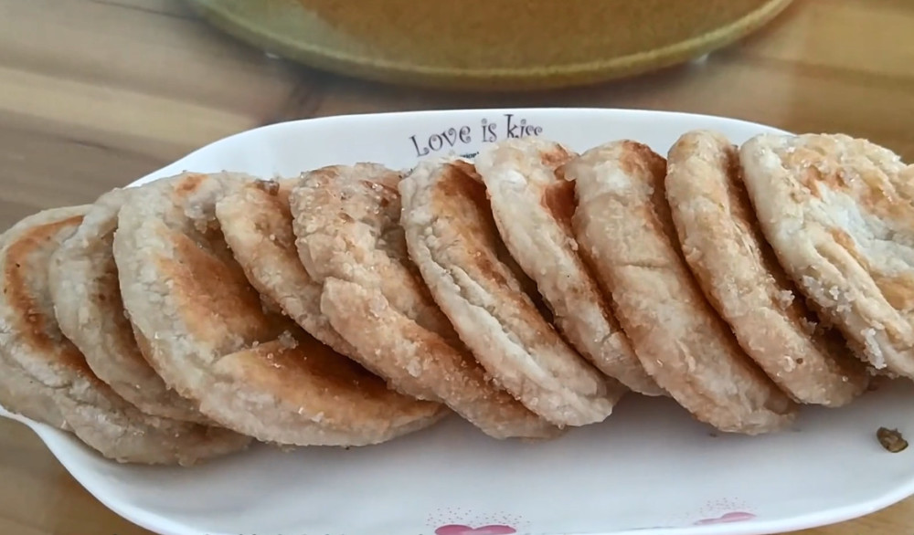 农村大叔用糯米粉制作煎饼,从来不放过多的调味料,又香又好吃