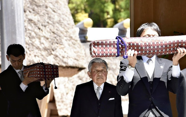 据日媒报道,最为退位仪式的一环,日本明仁天皇与皇后在18日上午参拜了