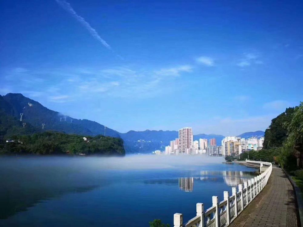 湖北长阳龙舟坪:美景如海市蜃楼