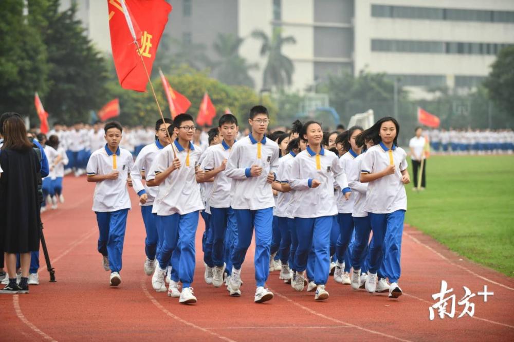 学生展示"十八般武艺,佛山市超盈实验中学开放日举行