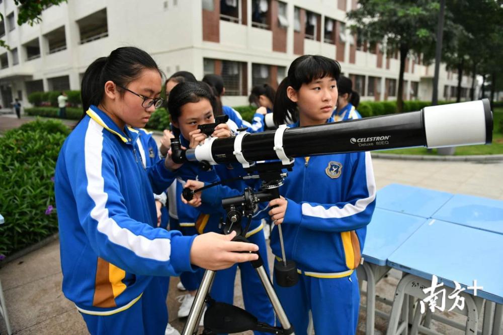 学生展示"十八般武艺,佛山市超盈实验中学开放日举行