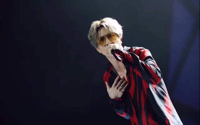 参观薛之谦的豪宅:全屋铺着高级地板,客厅还装了整面落地窗!