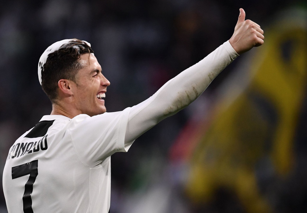 直击夺冠了c罗嗨了总裁赛后畅饮香槟抛媚眼比心狂撩女友