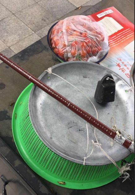 "这位摊贩说,格桑自己也看不懂这种老式的杆秤,就跟这位摊贩说有点贵